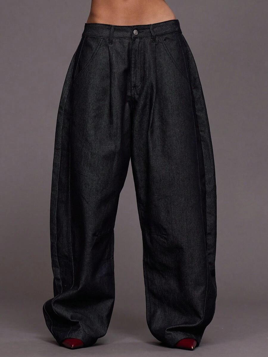 granatowe spodnie jeans