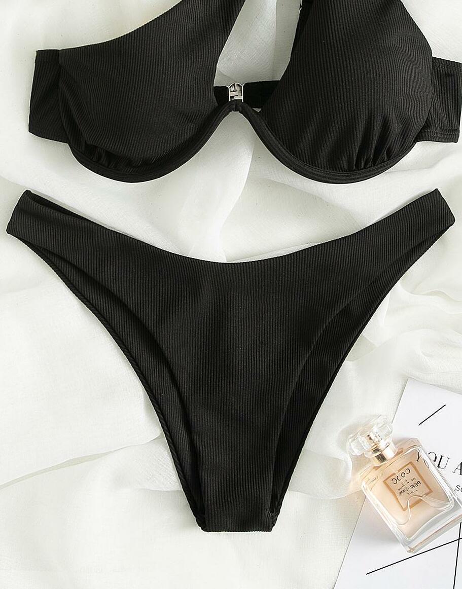 czarny prążkowany dół od bikini