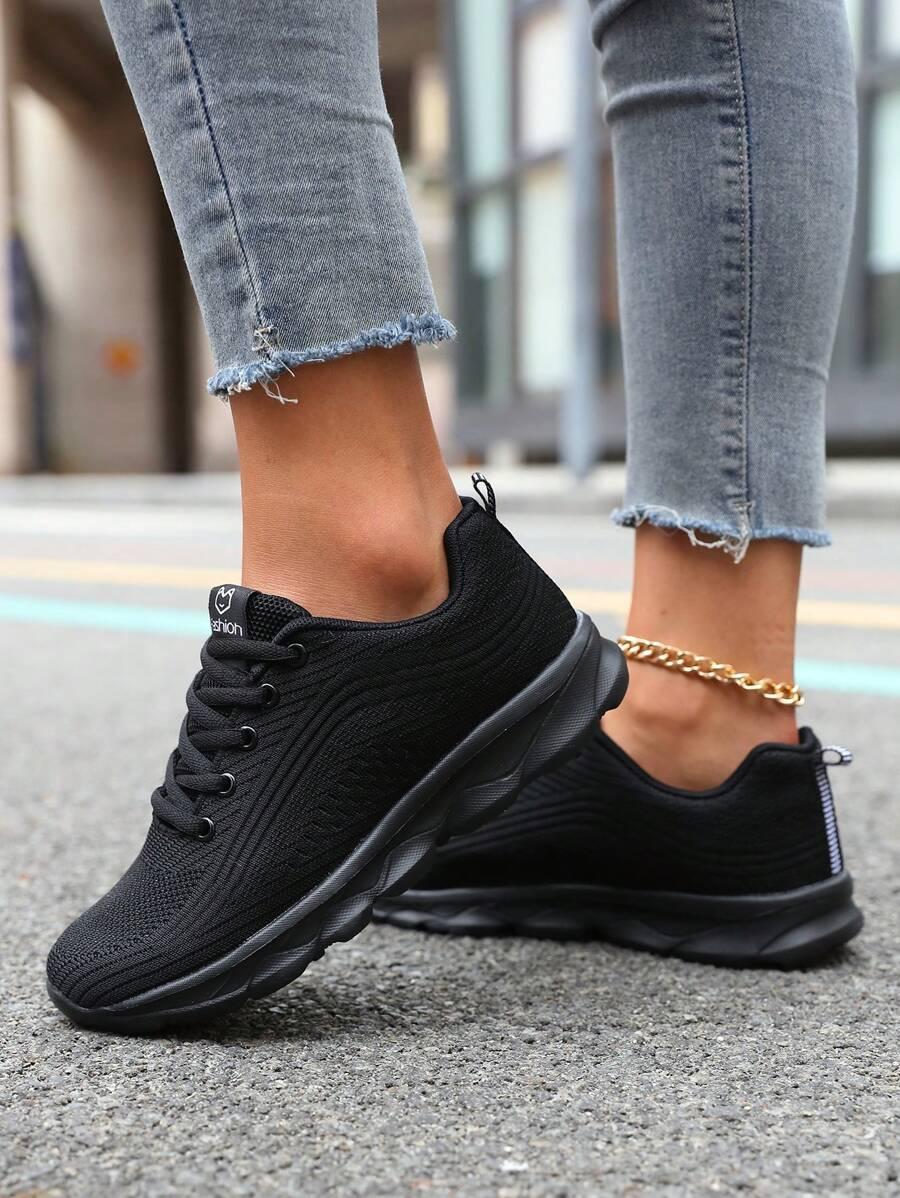 czarne buty sportowe sznurowane