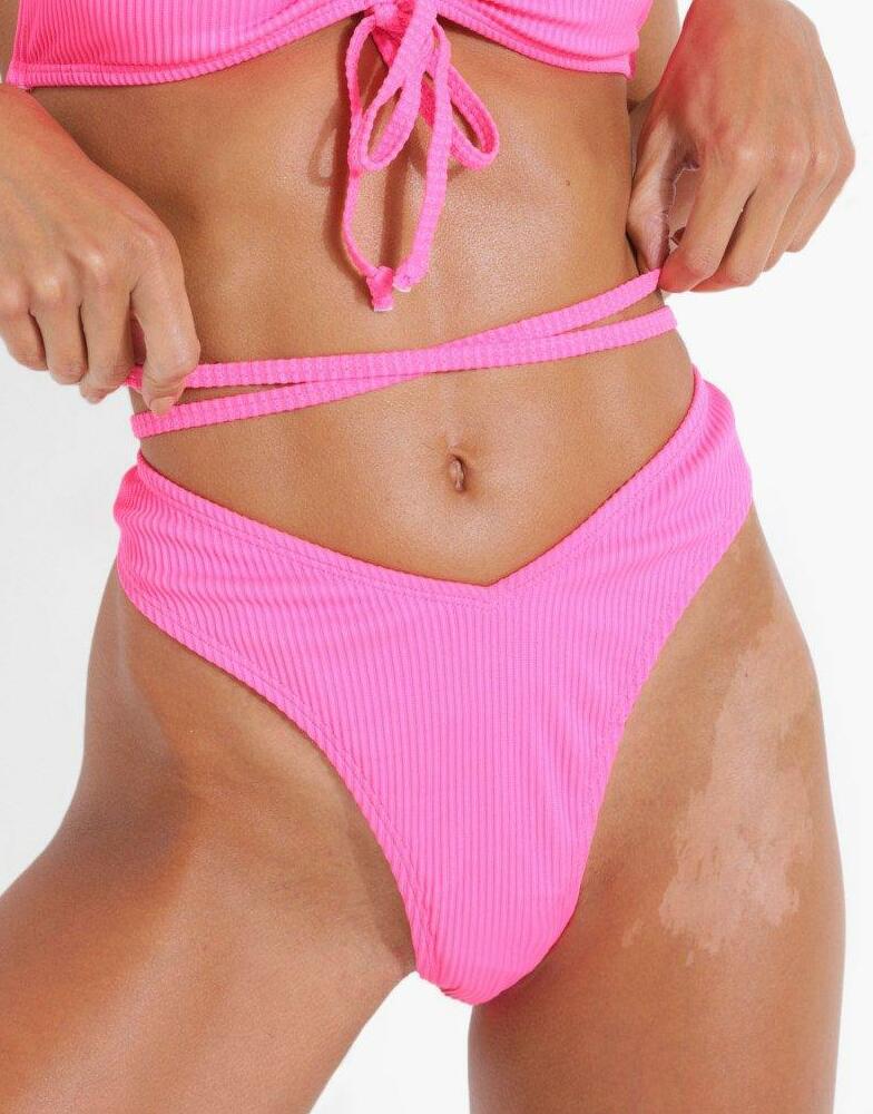 różowy dół od bikini