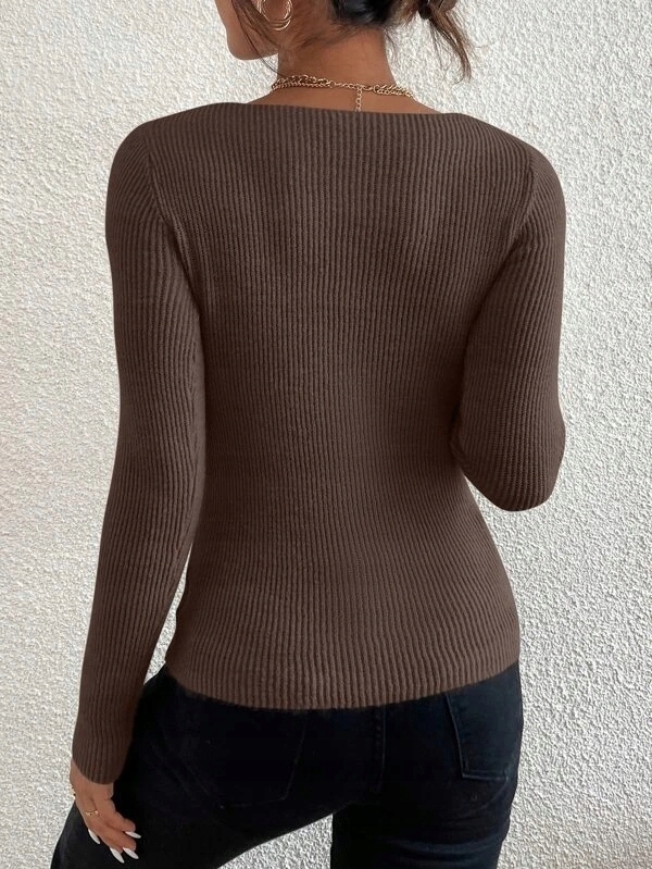 PRĄŻKOWANY SWETER V-NECK 