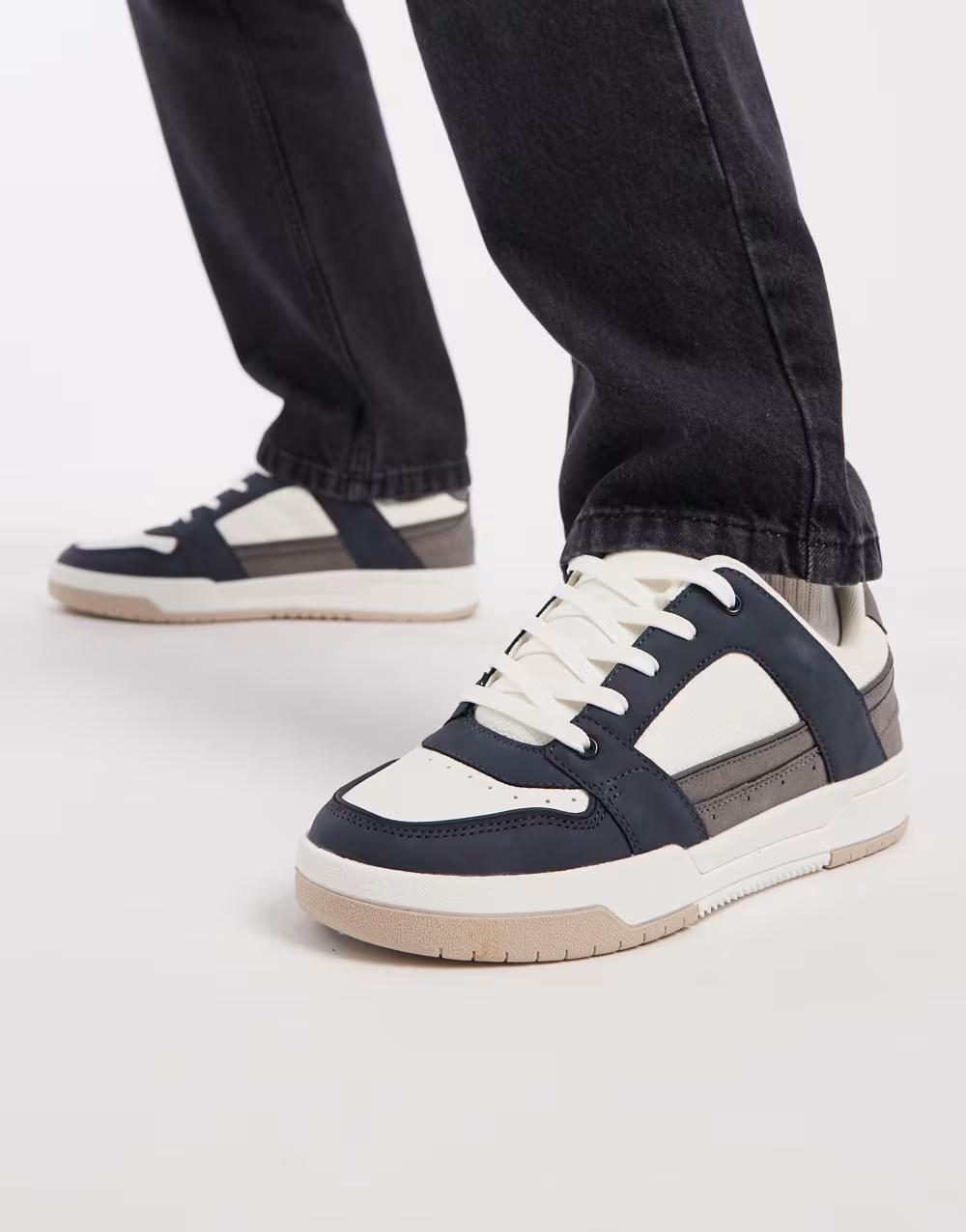 sznurowane buty sportowe