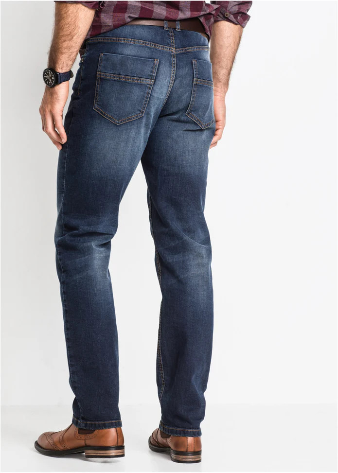 niebieskie spodnie jeans