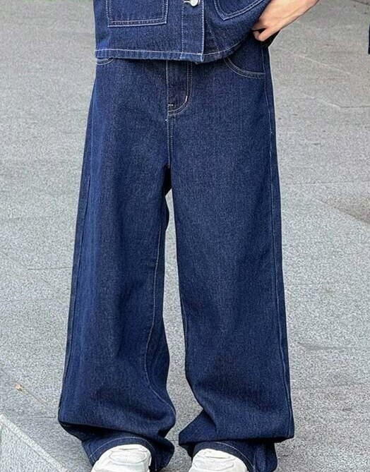 niebieskie jeansowe spodnie