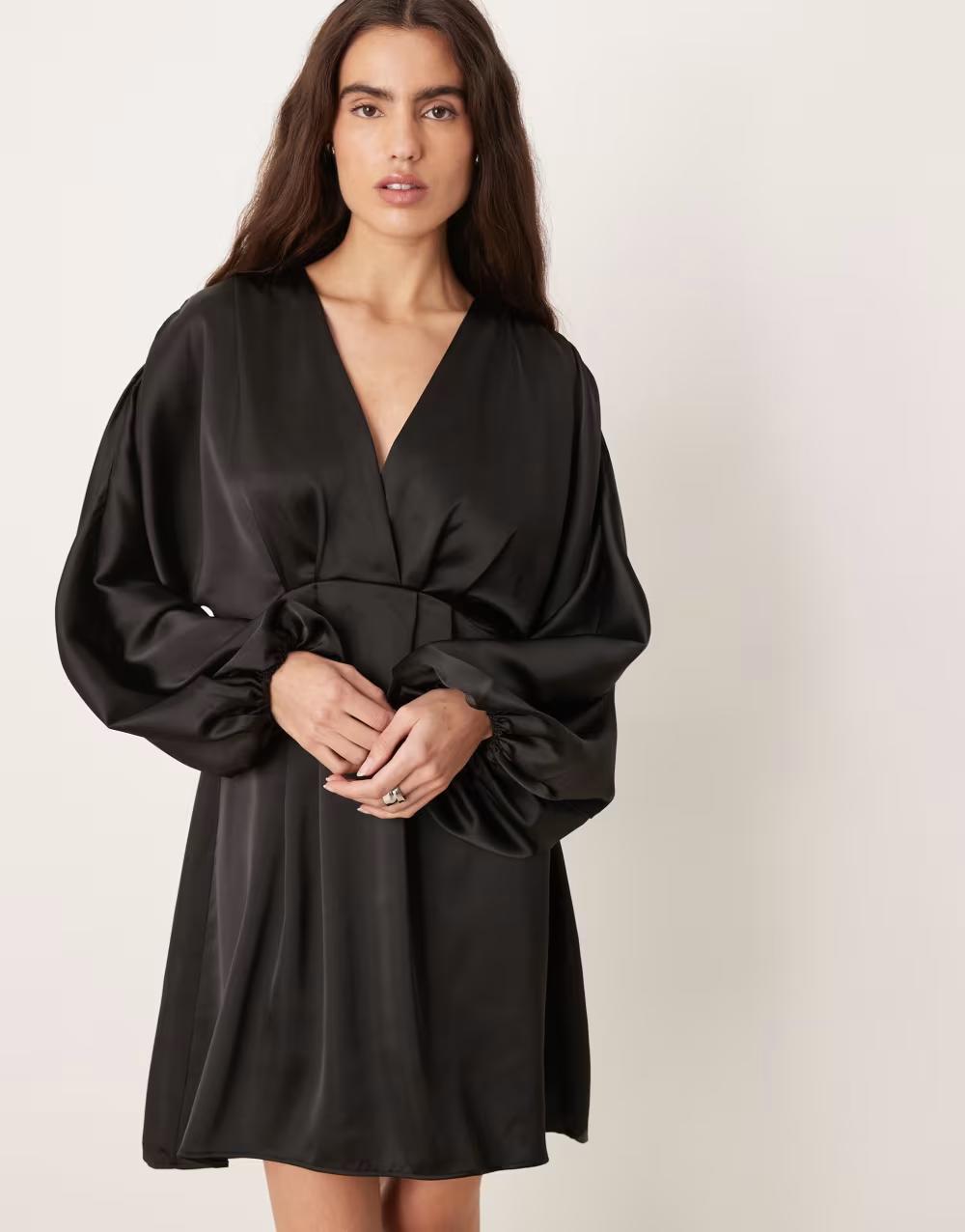 CZARNA MINI SUKIENKA V-NECK