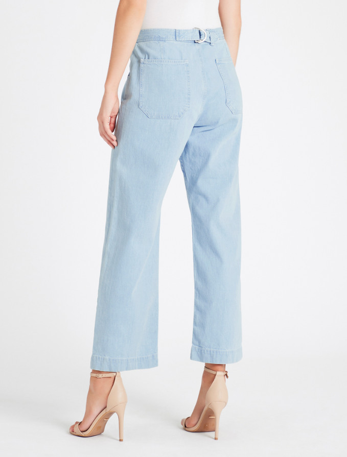 niebieskie spodnie jeans