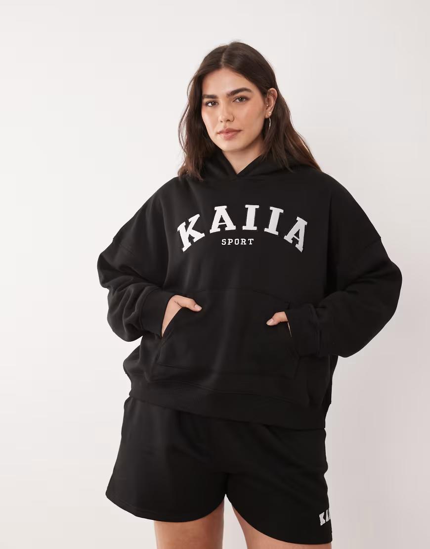 czarna bluza z kapturem logo