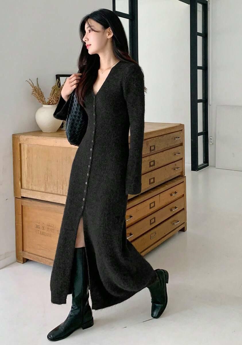 czarna sukienka fluffy v neck guziki
