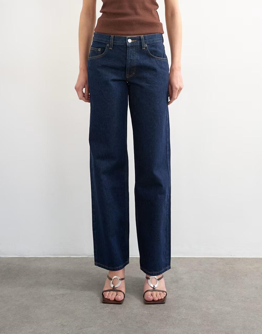 granatowe spodnie jeans z prostymi nogawkami