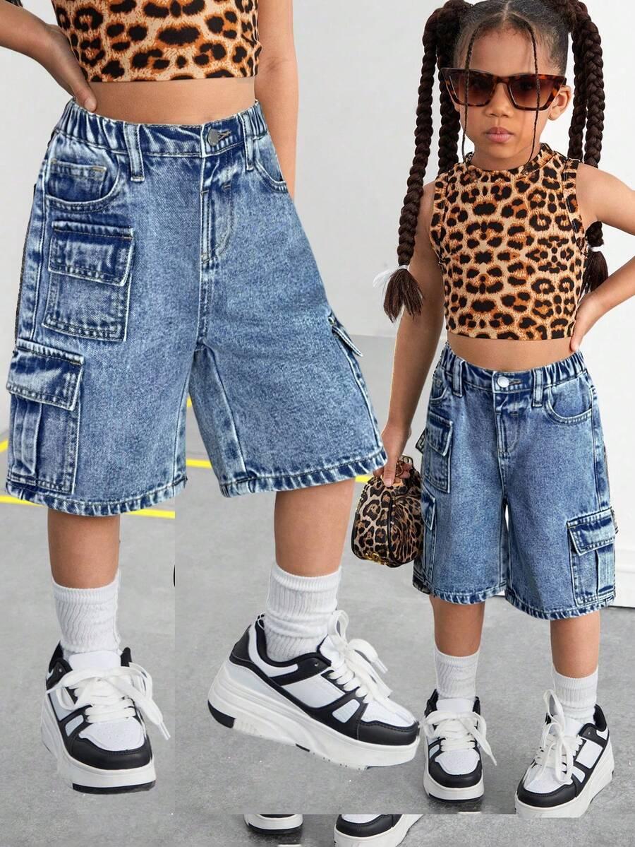 niebieskie spodenki jeans