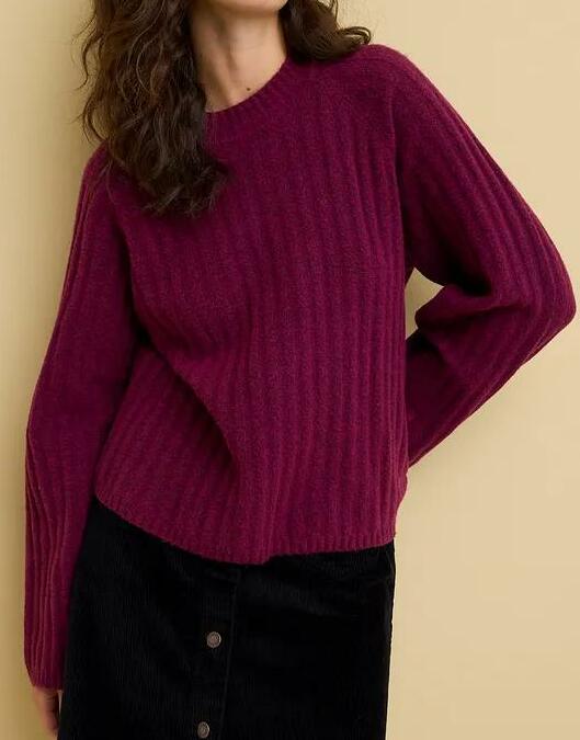 SWETER W PRĄŻEK