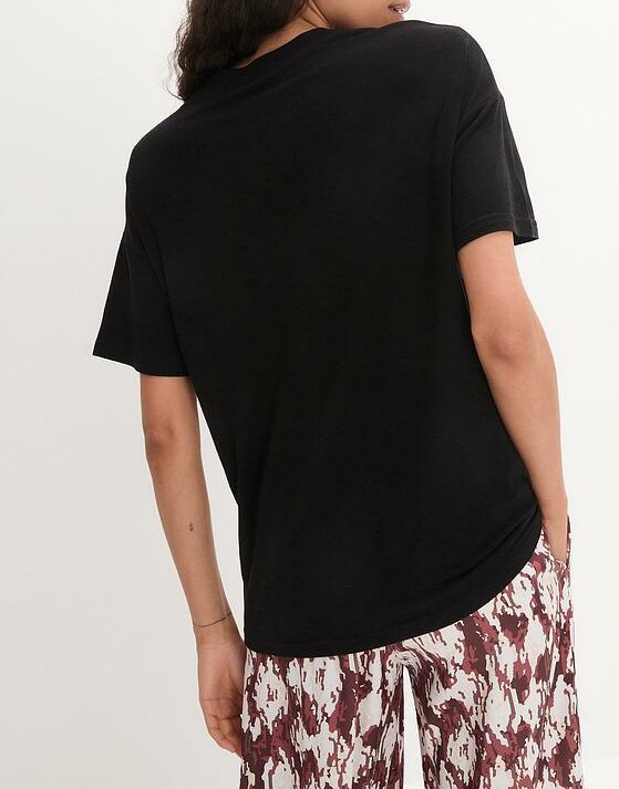 T-SHIRT CZARNY Z LNEM