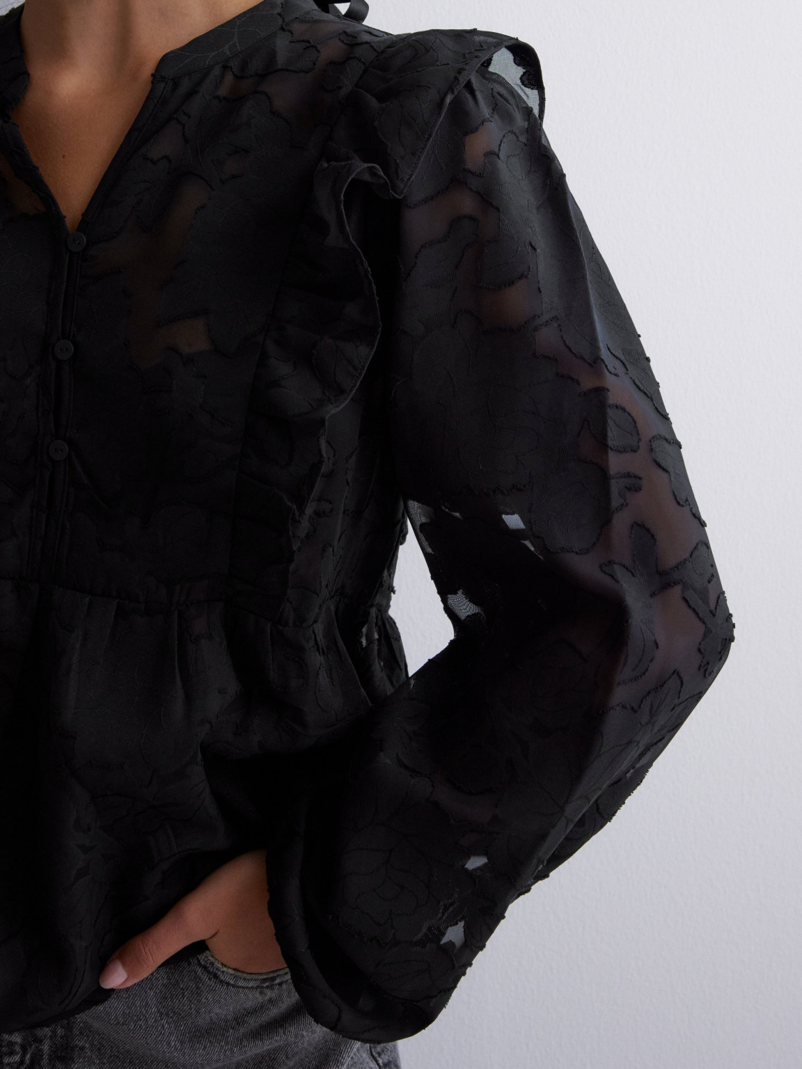 czarna żakardowa bluzka guziki falbana