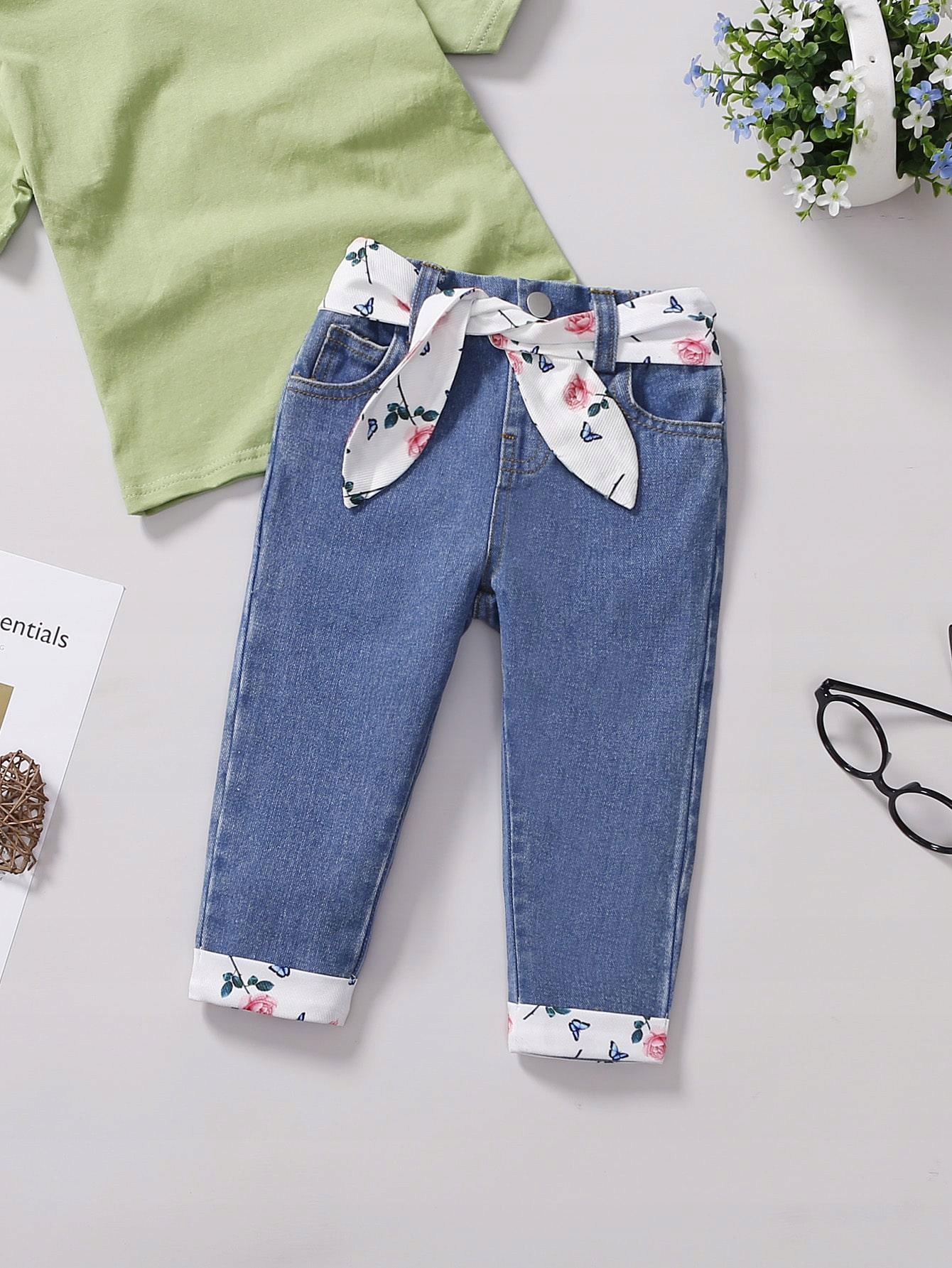 niebieskie spodnie jeans