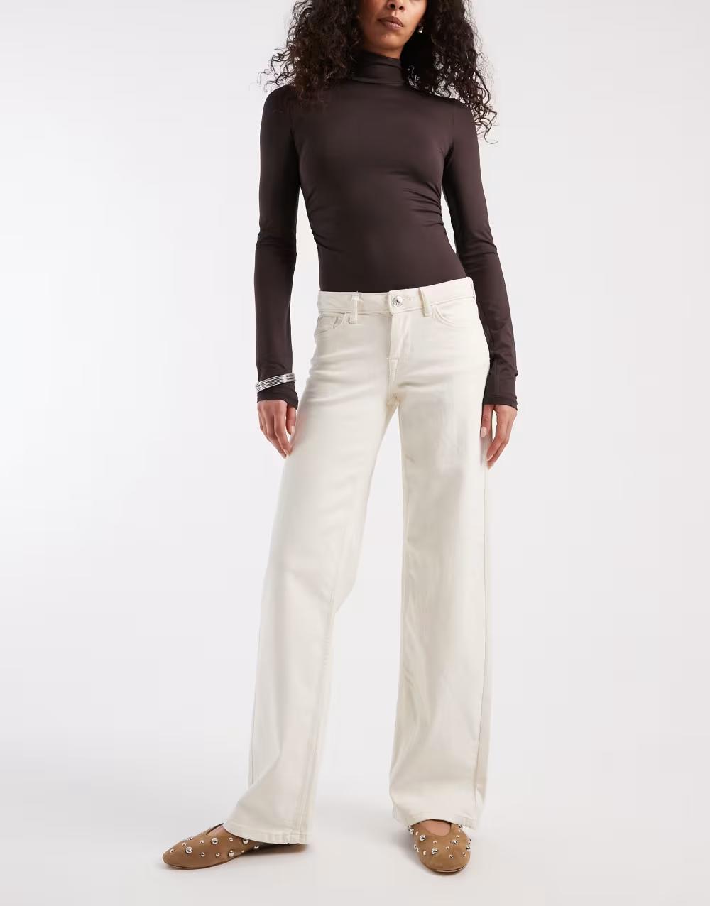 kremowe spodnie jeans kieszenie