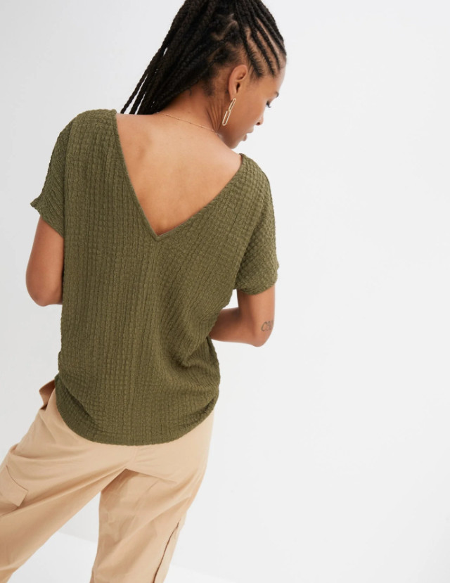 KHAKI T-SHIRT OVERSIZE V-NECK TEKSTURA 