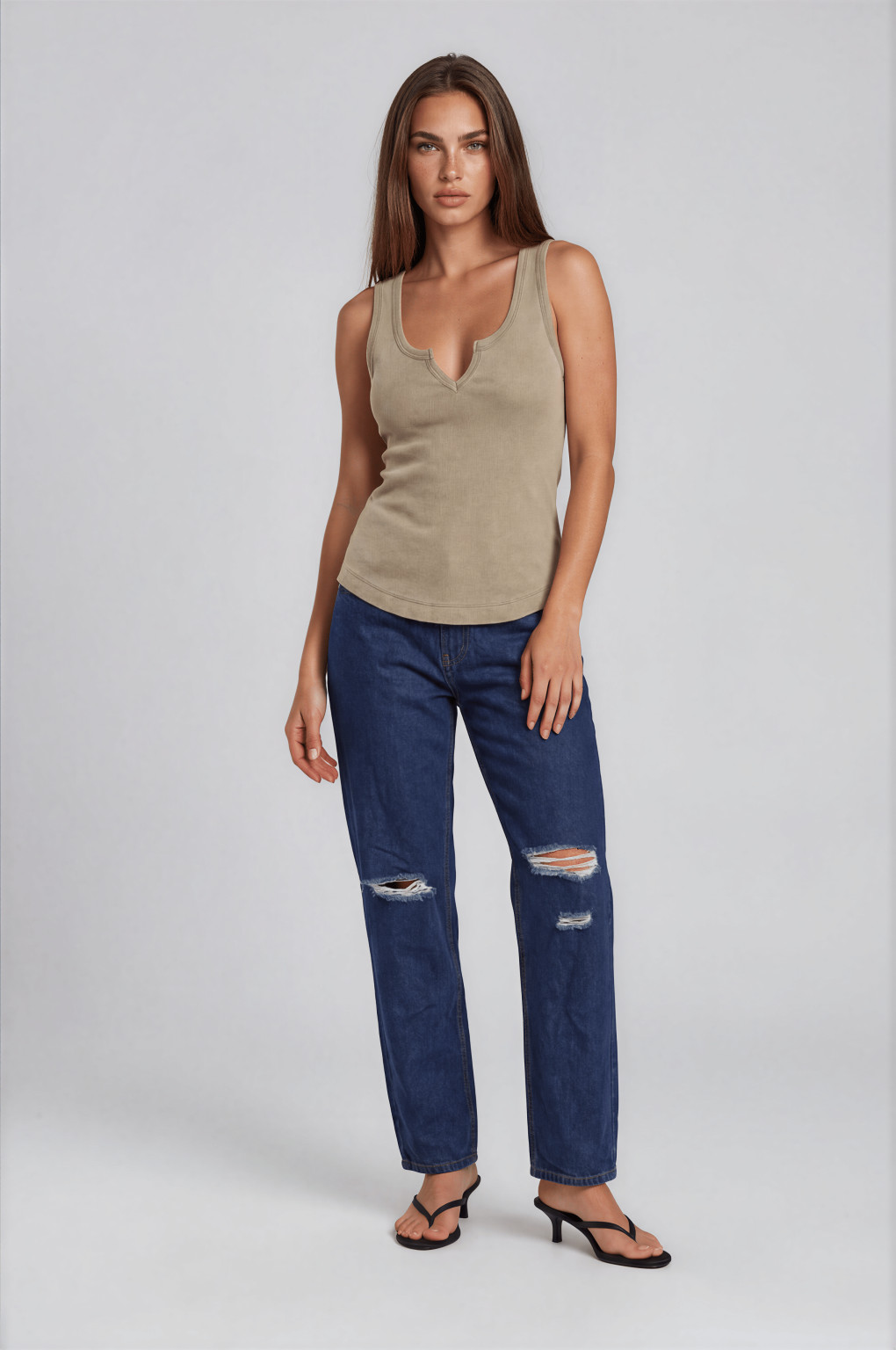 proste spodnie jeans dziury