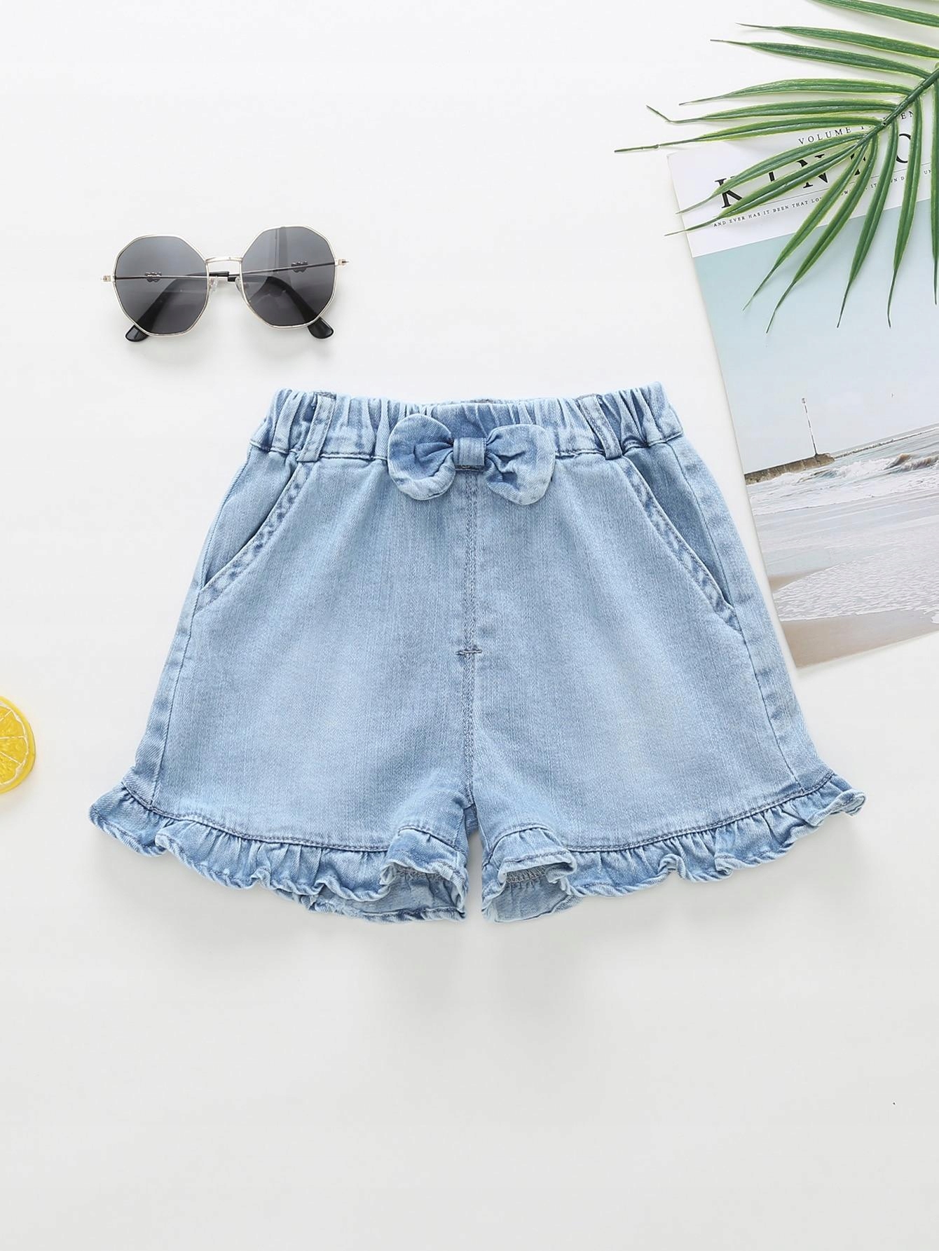 niebieskie spodenki jeans