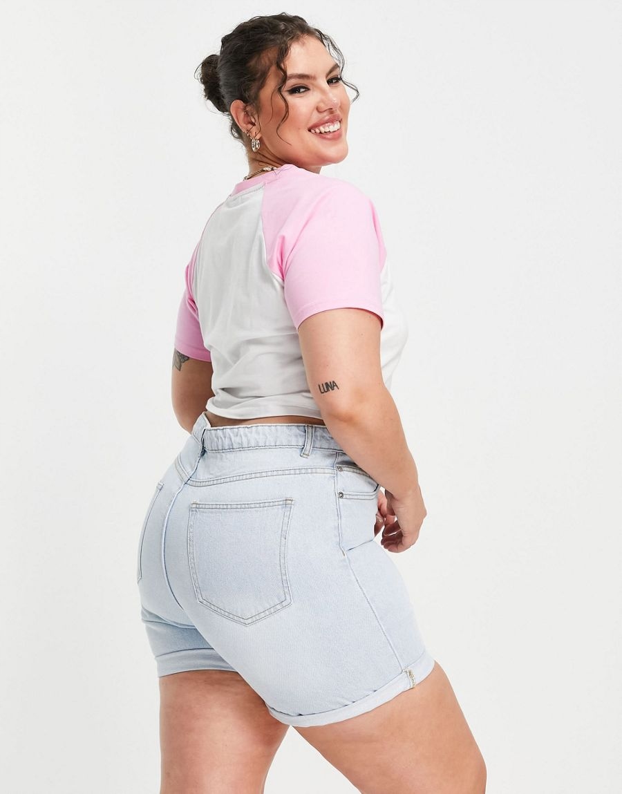 niebieskie spodenki jeans