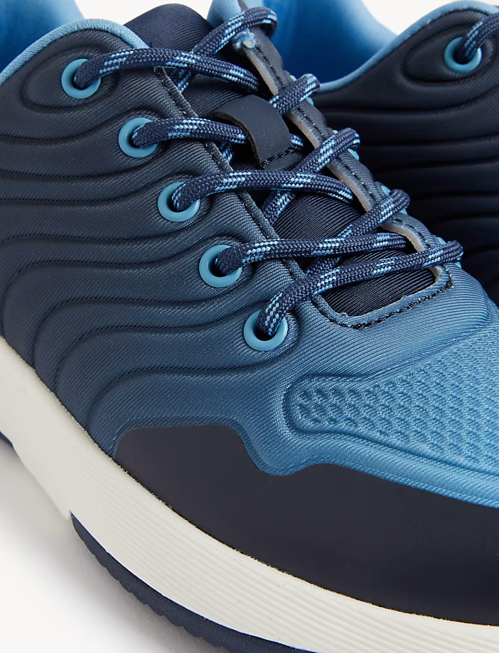 sznurowane niebieskie buty sportowe