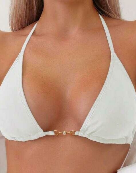 biała góra od bikini