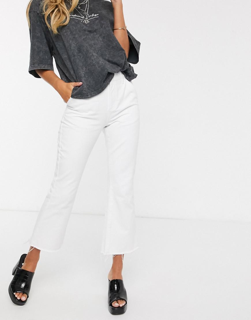 białe spodnie jeans 