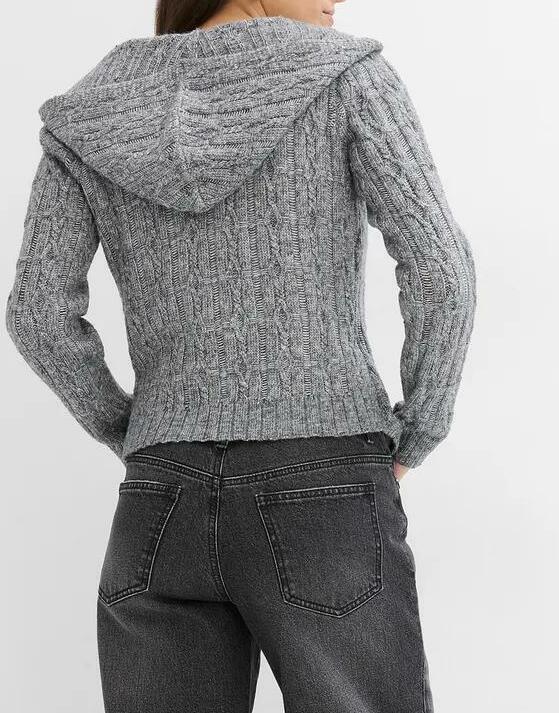 SWETER Z KAPTUREM Z ASYMETRYCZNĄ LINIĄ DOŁU