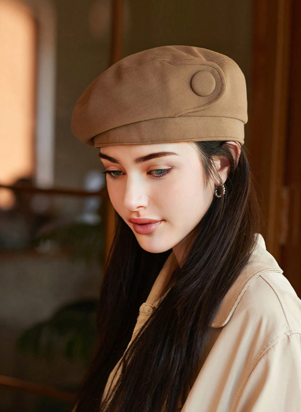 brązowy beret guzik