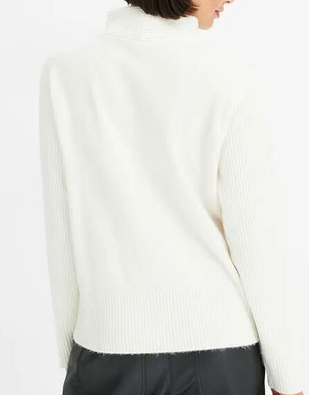 SWETER Z DEKOLTEM