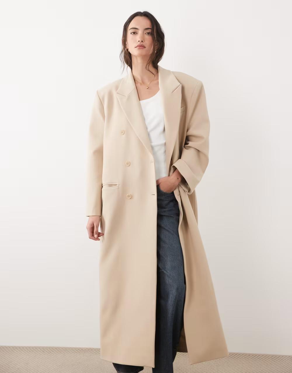 beżowy płaszcz guziki