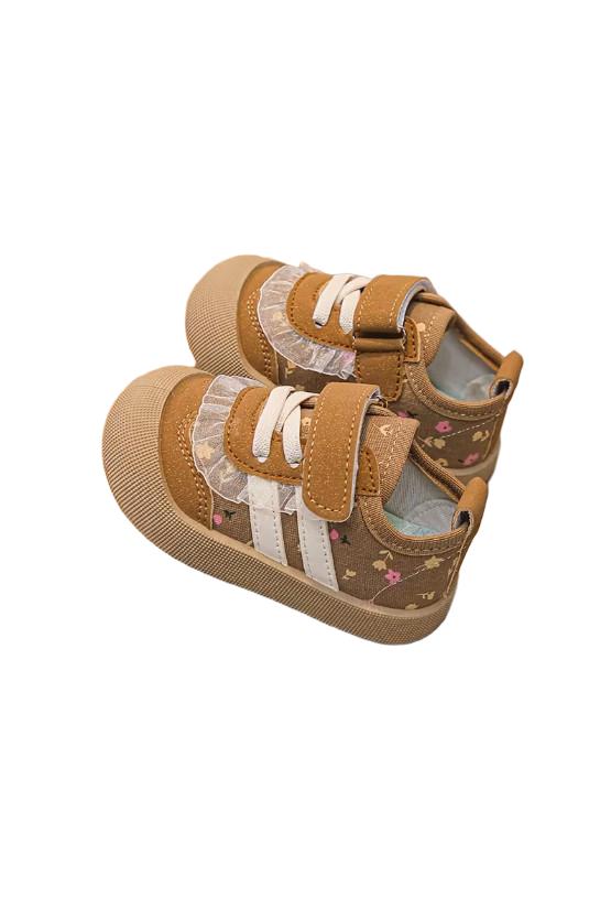 brązowe buty sportowe kwiaty falbana