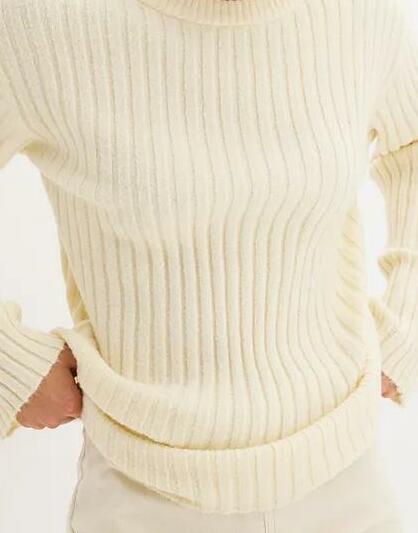 SWETER W PRĄŻEK