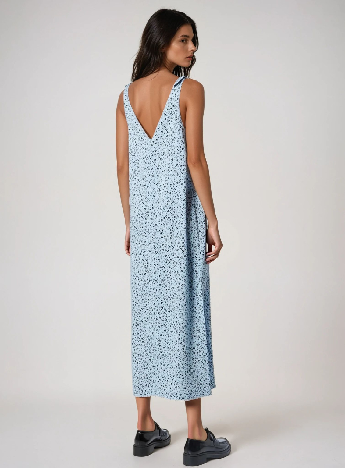 NIEBIESKA SUKIENKA PRINT V-NECK