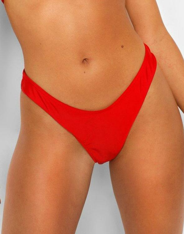 czerwony dół od bikini
