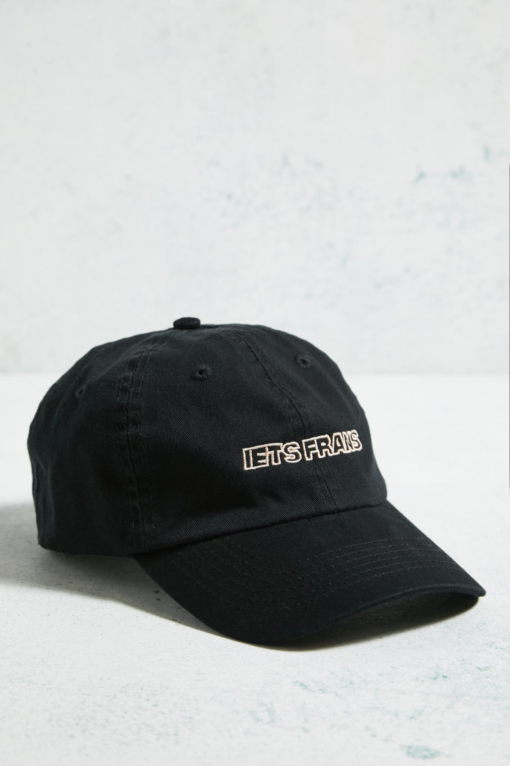 Zwykła czarna czapka z dużym haftowanym logo