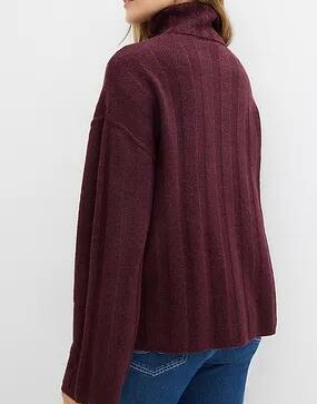 SWETER PRĄŻKOWANY Z GOLFEM