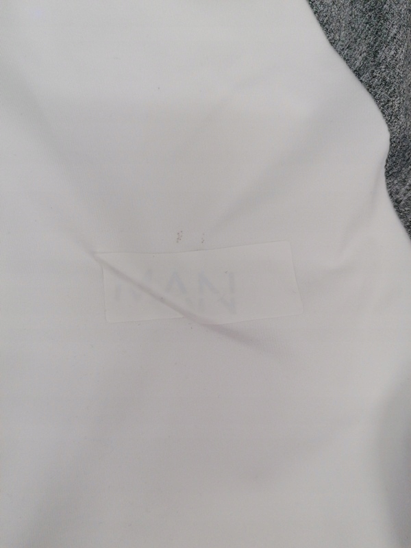 klasyczny t-shirt logo