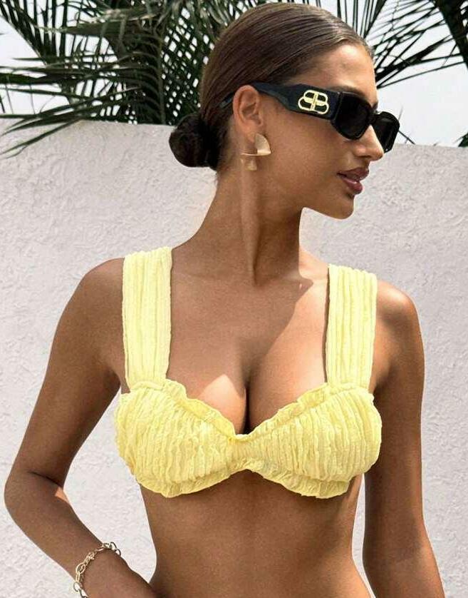 żółta góra od bikini tekstura 