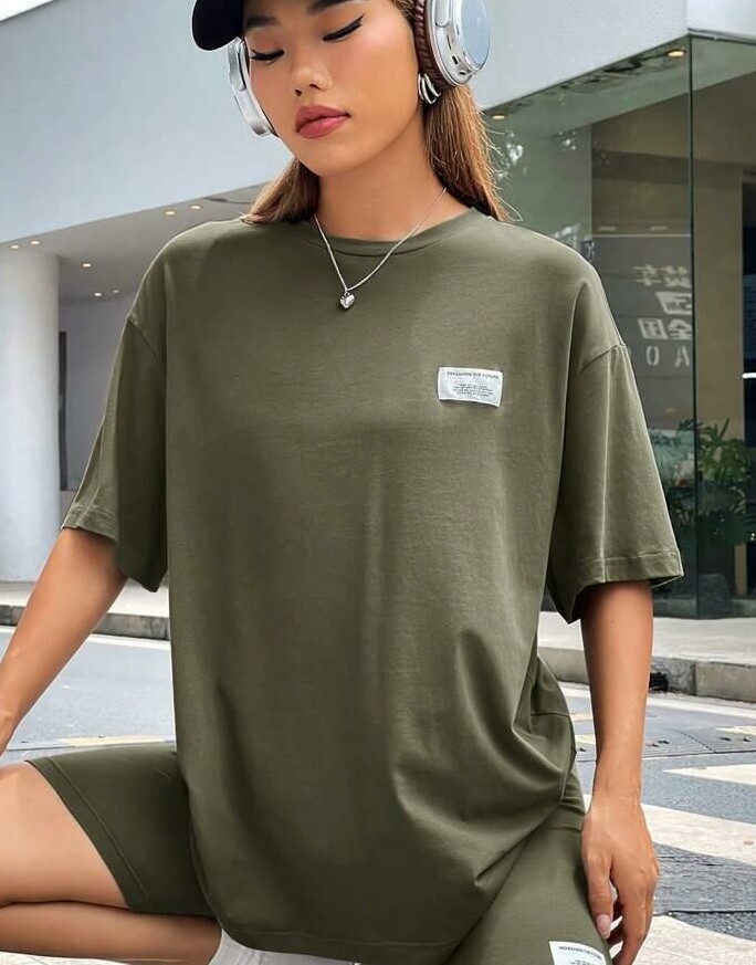 zielony t-shirt naszywka