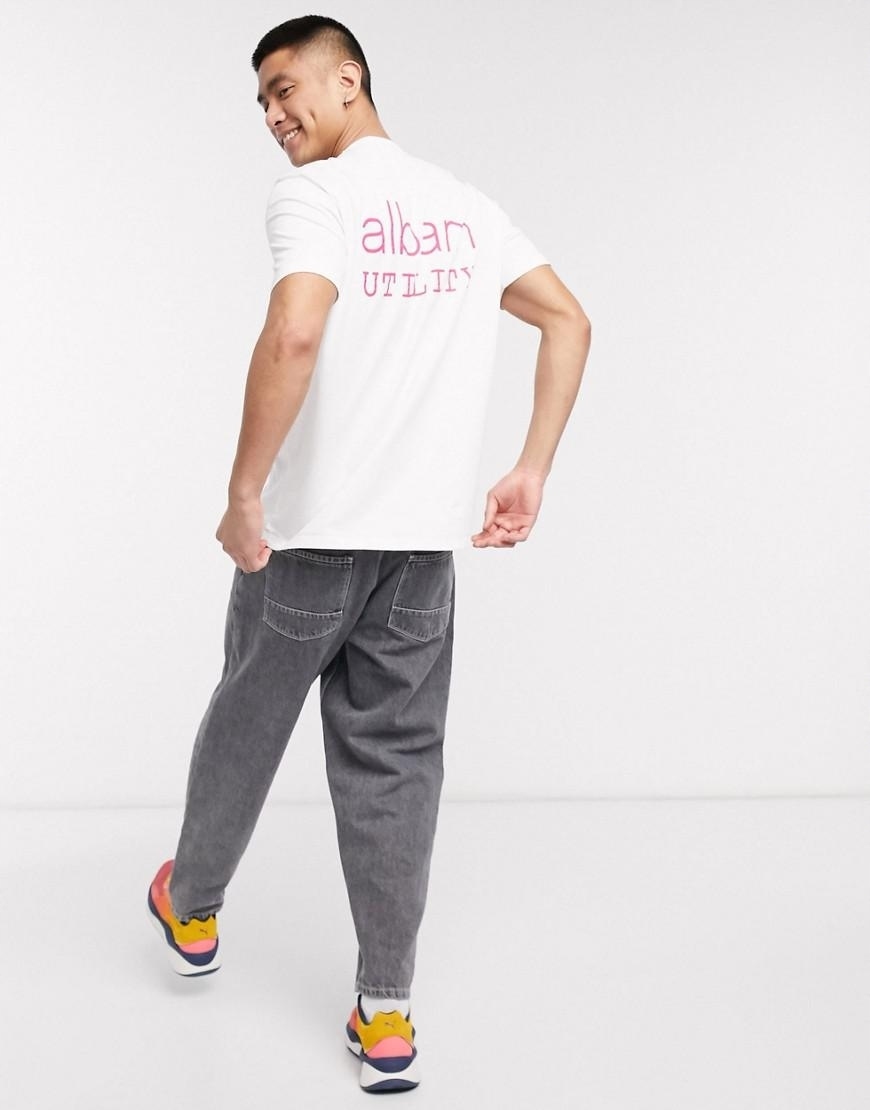 biały t-shirt napis albam utility