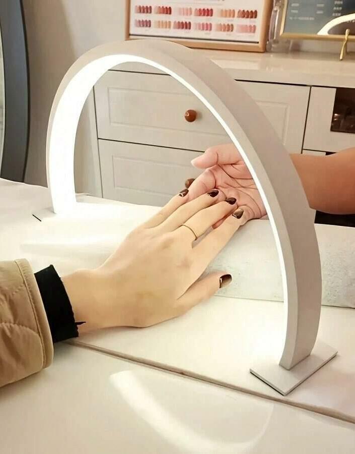 biała lampa półkole 