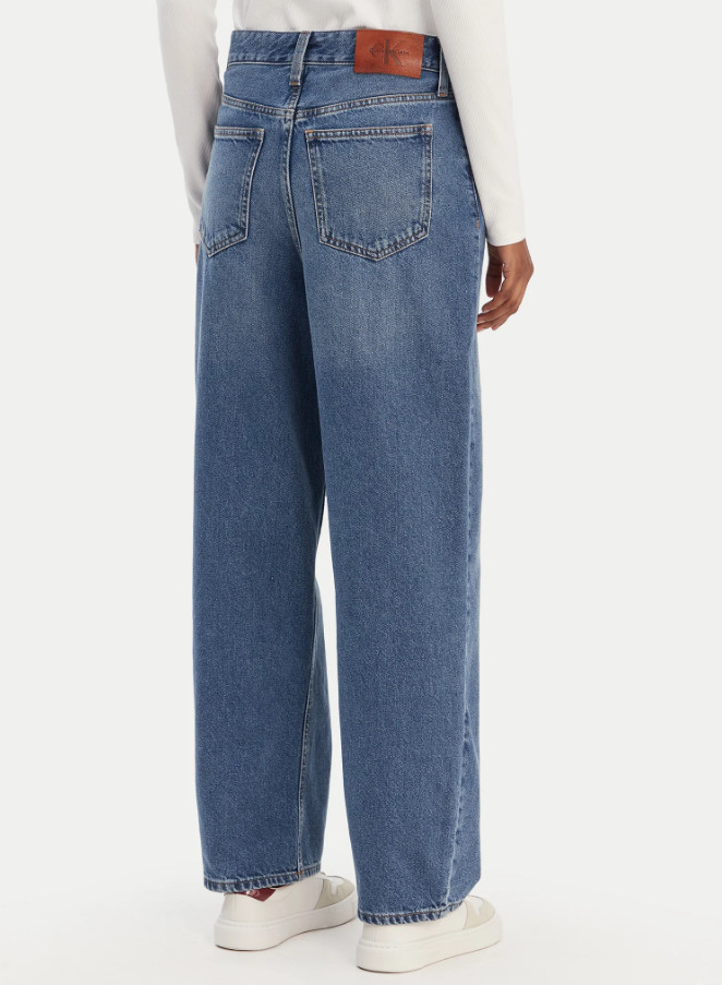 niebieskie spodnie barrel jeans