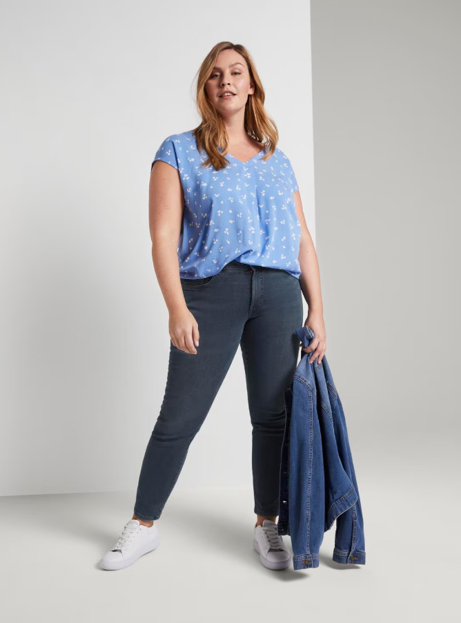 niebieskie spodnie jeans slim