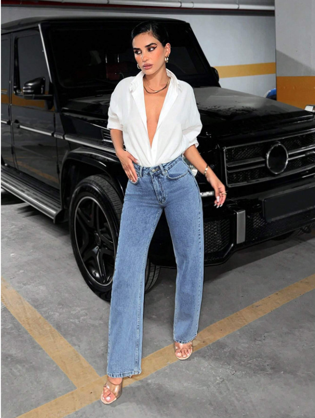niebieskie spodnie jeans