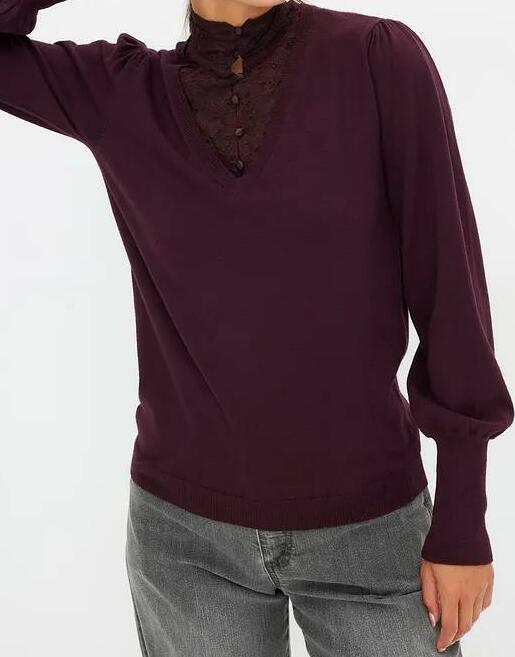 SWETER Z KORONKĄ