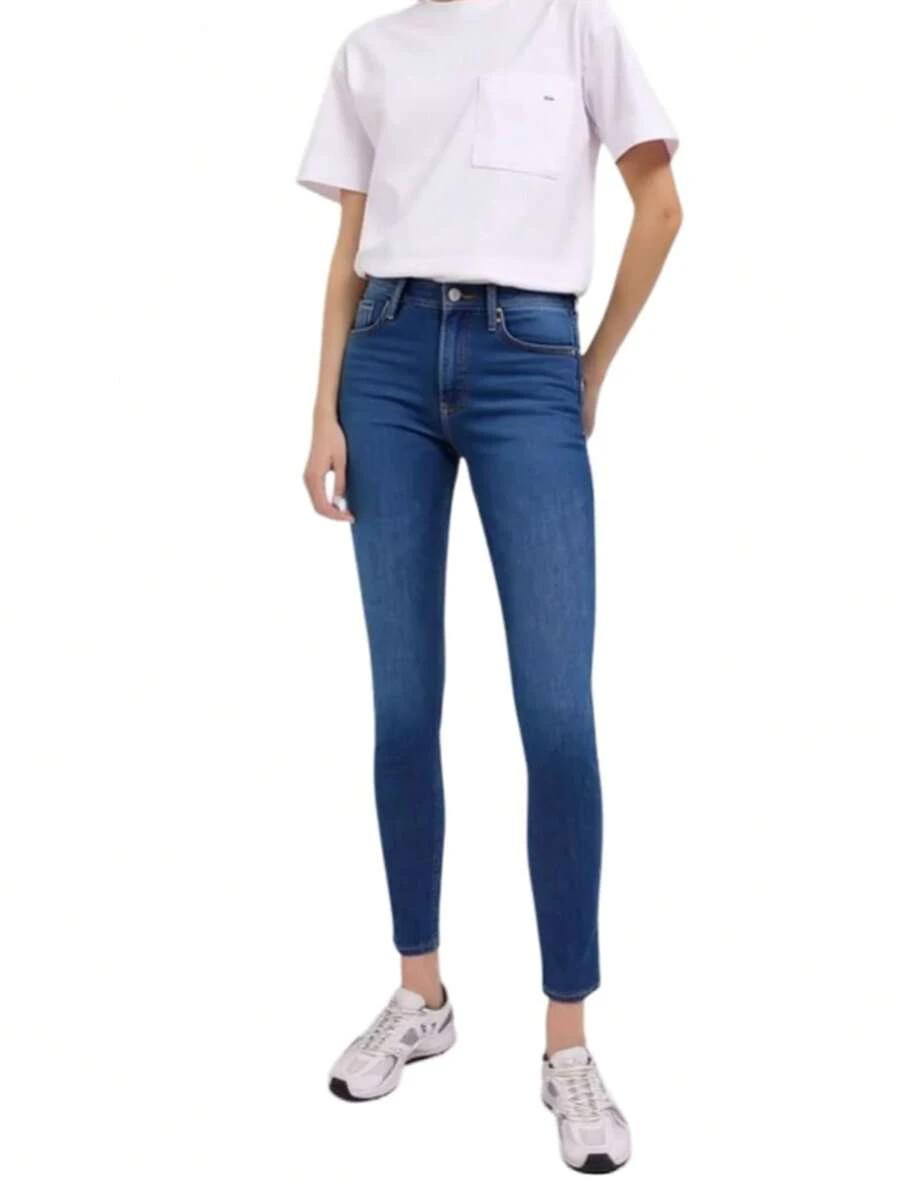 niebieskie spodnie jeans rurki