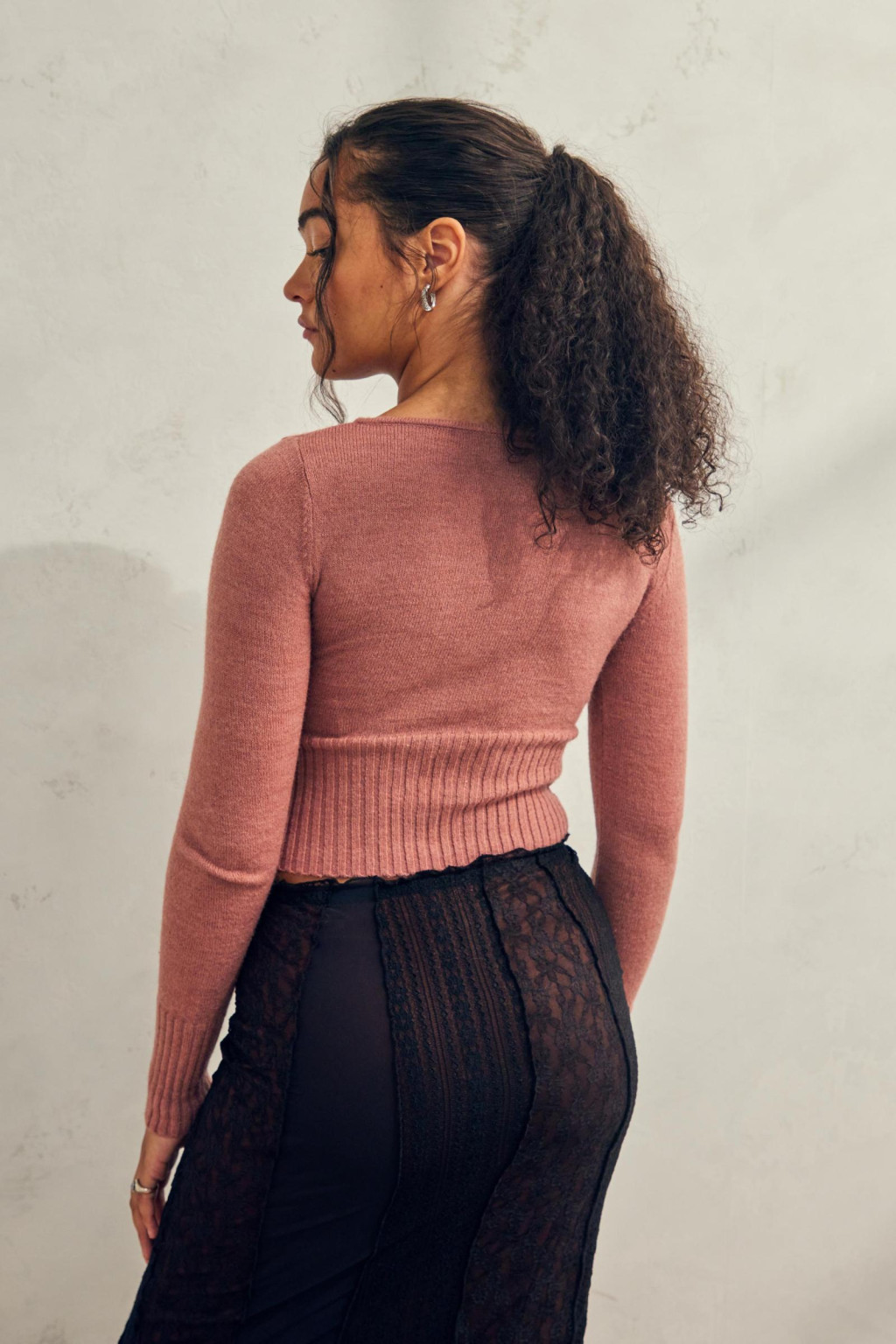 różowy krótki sweter haftki łączenie