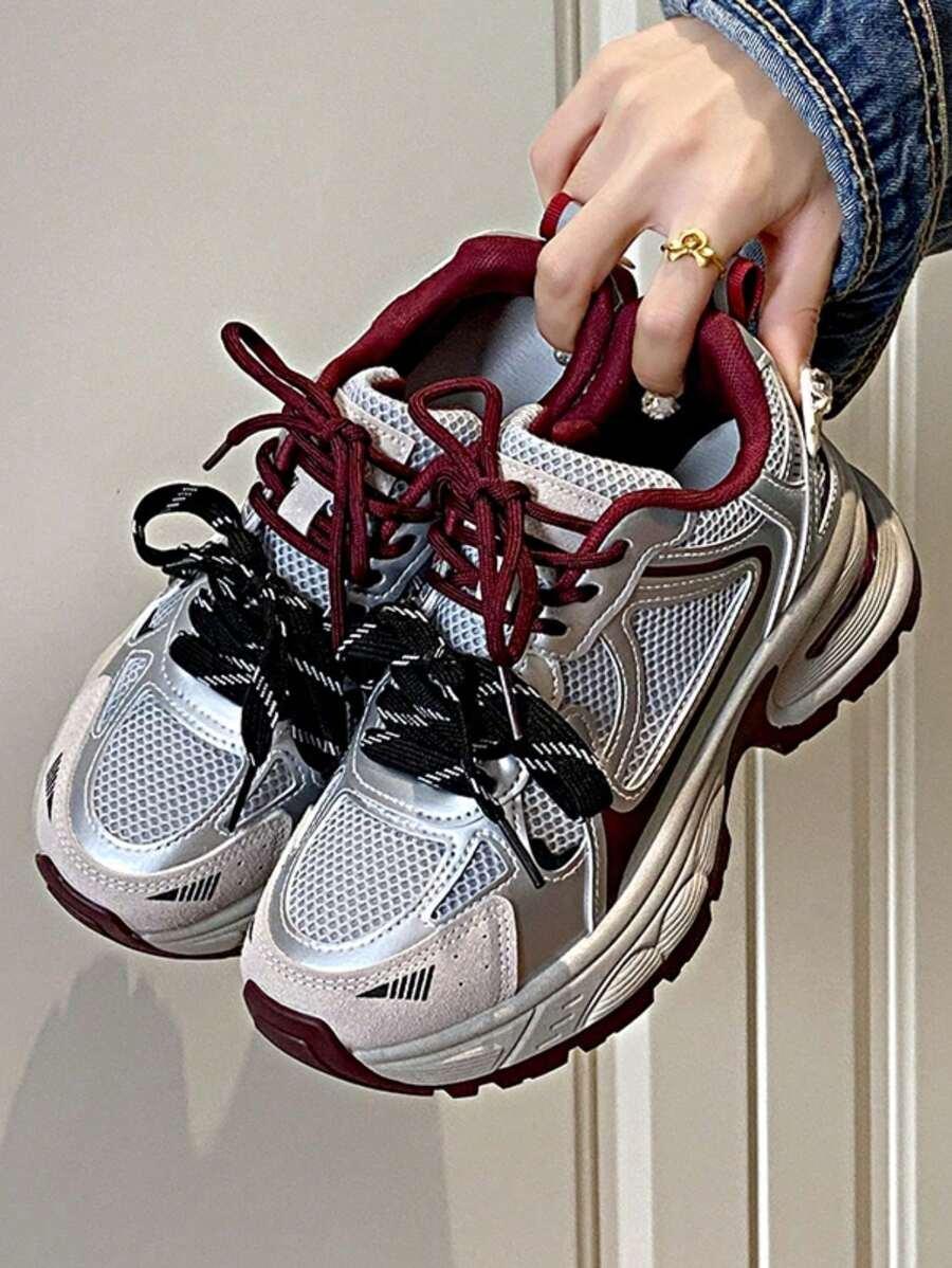 sznurowane buty sportowe