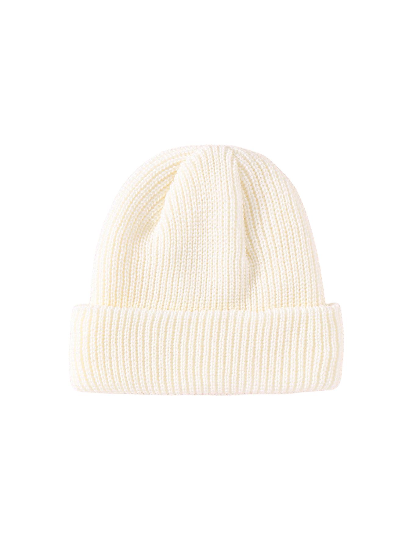 biała czapka beanie