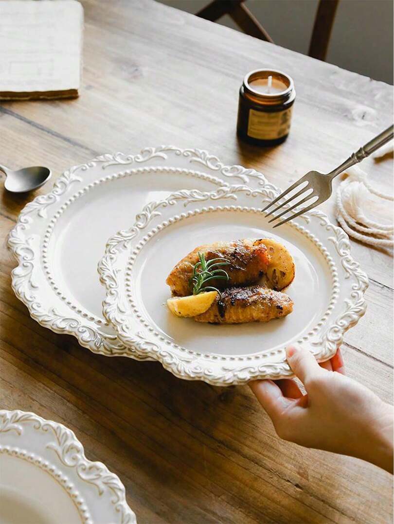 beżowy ceramiczny talerz